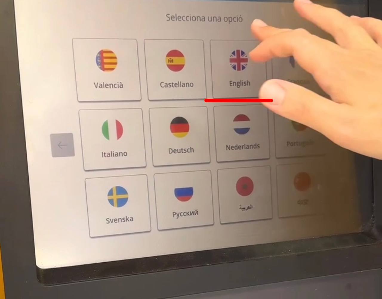 Selecting the language on a CaixaBank ATM